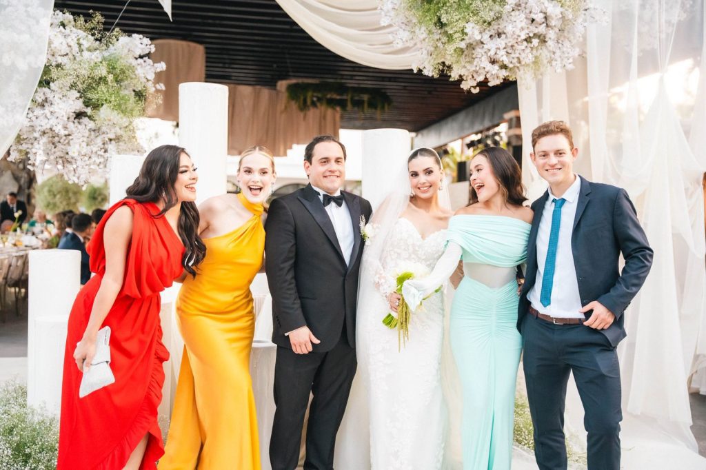 Gente Sinaloa IVana 1 Una historia de amor llegó a un nuevo capítulo, cuando Ivana Gavica Félix y Jorge David Pérez Valerio unieron sus vidas en matrimonio, en una ceremonia llena de emociones y momentos memorables. La ceremonia religiosa tuvo lugar en la Iglesia San José en Los Mochis, donde familiares y amigos se dieron cita para acompañar a los novios en este día tan especial. Los ahora esposos estuvieron acompañados por sus padres: Laura Lorena Félix Ibarra y Jorge Alfredo Gavica Luna, y Alba Zulema Valerio Castro y Jorge David Pérez Maldonado, padres del novio. Uno de los momentos más emotivos de la misa fue cuando el abuelo materno de la novia, el tenor José Adrián Félix Gutiérrez, interpretó tres plegarias dedicadas a los recién casados, creando un ambiente profundamente conmovedor. Después del "sí, acepto", los invitados se trasladaron a La Casona, donde se ofreció una elegante recepción que inició con un cóctel de bienvenida. Los tradicionales valses también fueron un momento muy emotivo de la noche. La música estuvo a cargo del DJ Mario Riks, quien logró mantener la pista llena hasta las 2 de la mañana, acompañando los múltiples happenings que hicieron de la celebración una verdadera fiesta. Cada detalle fue cuidadosamente planeado por José Carlos Urias, quien logró una celebración espectacular, reflejo del amor, la alegría y la unión que Ivana y Jorge David comparten. Fotografía: David Rico