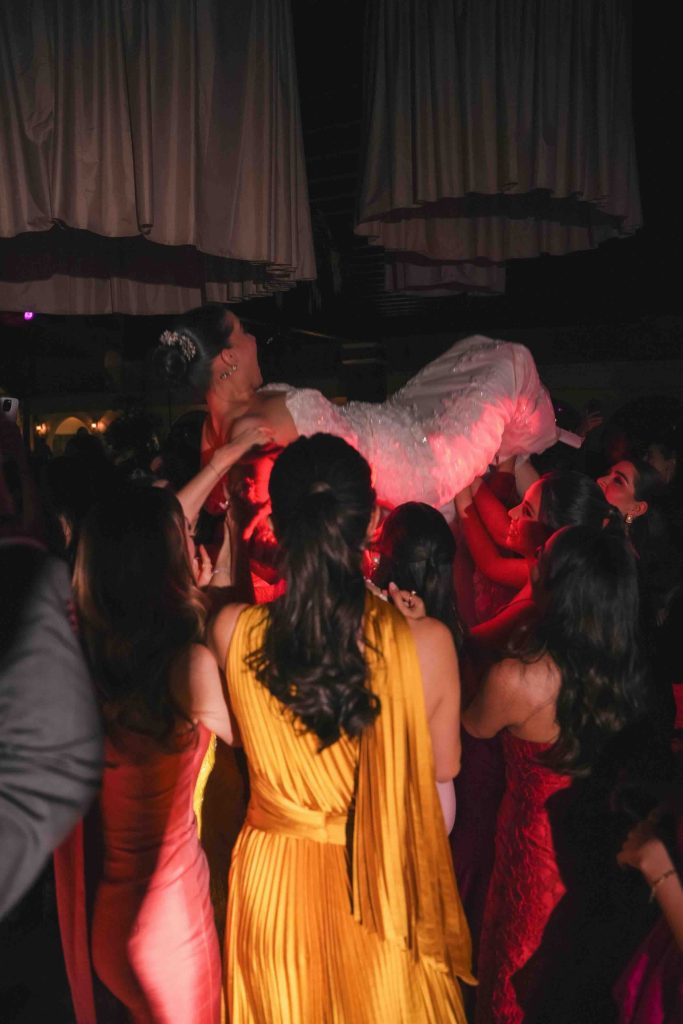 Gente Sinaloa IVana 15 Una historia de amor llegó a un nuevo capítulo, cuando Ivana Gavica Félix y Jorge David Pérez Valerio unieron sus vidas en matrimonio, en una ceremonia llena de emociones y momentos memorables. La ceremonia religiosa tuvo lugar en la Iglesia San José en Los Mochis, donde familiares y amigos se dieron cita para acompañar a los novios en este día tan especial. Los ahora esposos estuvieron acompañados por sus padres: Laura Lorena Félix Ibarra y Jorge Alfredo Gavica Luna, y Alba Zulema Valerio Castro y Jorge David Pérez Maldonado, padres del novio. Uno de los momentos más emotivos de la misa fue cuando el abuelo materno de la novia, el tenor José Adrián Félix Gutiérrez, interpretó tres plegarias dedicadas a los recién casados, creando un ambiente profundamente conmovedor. Después del "sí, acepto", los invitados se trasladaron a La Casona, donde se ofreció una elegante recepción que inició con un cóctel de bienvenida. Los tradicionales valses también fueron un momento muy emotivo de la noche. La música estuvo a cargo del DJ Mario Riks, quien logró mantener la pista llena hasta las 2 de la mañana, acompañando los múltiples happenings que hicieron de la celebración una verdadera fiesta. Cada detalle fue cuidadosamente planeado por José Carlos Urias, quien logró una celebración espectacular, reflejo del amor, la alegría y la unión que Ivana y Jorge David comparten. Fotografía: David Rico