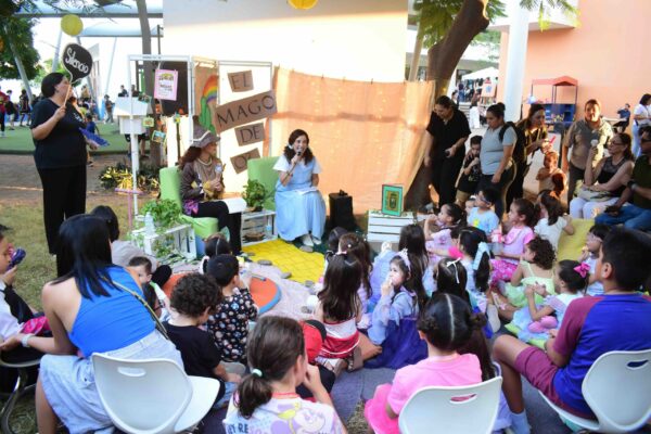 Vía Reggio celebró “Reggio Narra”, una tarde de cuentos y fantasía donde niños, maestros y familias disfrutaron historias, personajes y creatividad en un ambiente mágico.