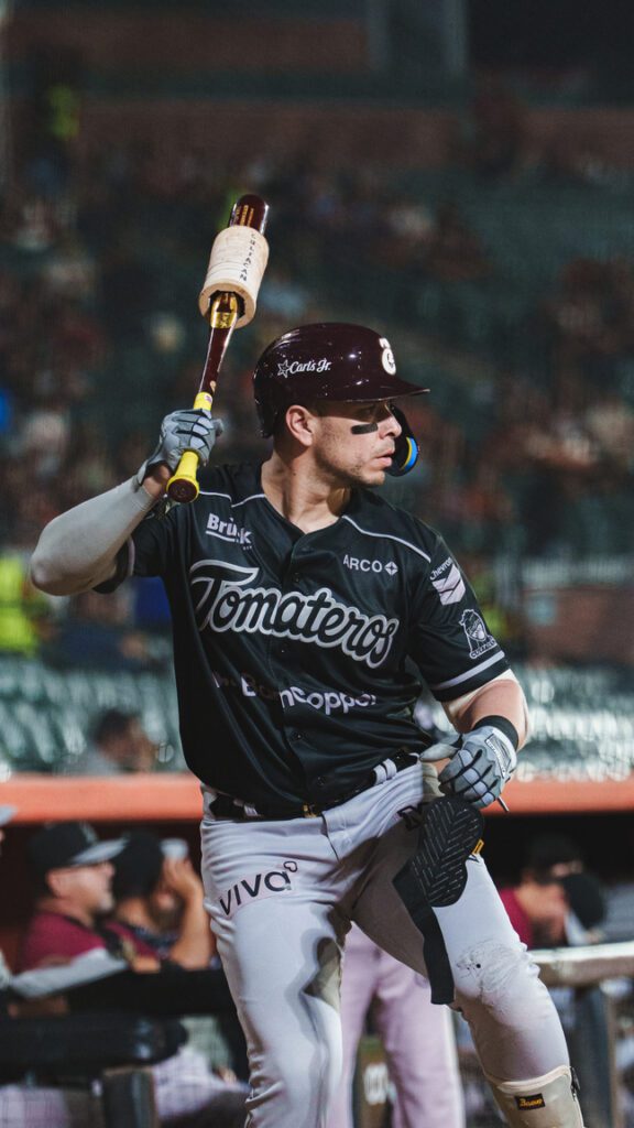 JOey meneses 15 joey meneses tomateros guinda club culiaCan sinaloa revista gente