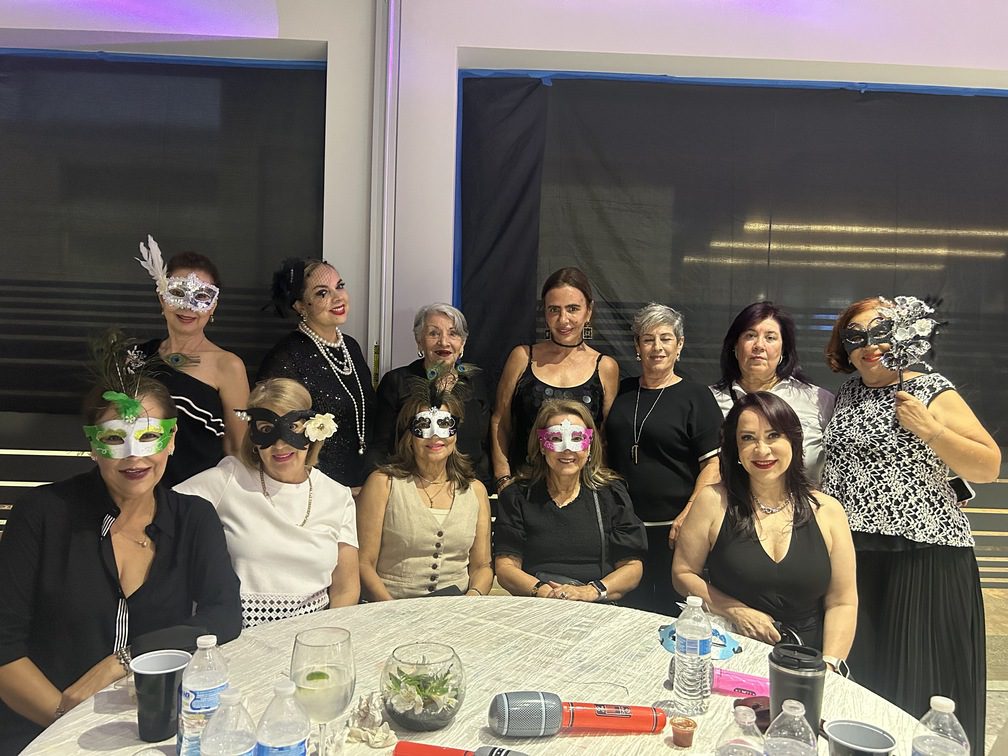 Mascarada Black & White Country Club 1 La noche brilló con elegancia durante la esperada Mascarada Black & White del Country Club Culiacán, un evento que reunió a más de cien socias en un ambiente lleno de estilo, convivencia y diversión. Organizada con gran dedicación por Luz del Carmen Salcido, Alba Elena Gutiérrez y Marisol de Demerutis, la velada se convirtió en una de las noches más memorables del año. El grupo Estelares Musical fue el encargado de animar la fiesta con dinámicas y un repertorio que mantuvo la energía en lo más alto, invitando a todas las asistentes a disfrutar de la pista. La experiencia gastronómica incluyó una deliciosa taquiza preparada por el restaurante del club, así como un pastel especial para celebrar a las cumpleañeras del mes de octubre. El encanto de la temática quedó plasmado en los looks: elegantes antifaces, sombreros, tocados y accesorios en tonos blanco y negro que elevaron el ambiente festivo. La creatividad y estilo de las socias hicieron de la noche un desfile de personalidad y buen gusto. Sin duda, fue una celebración donde la música, la amistad y la sofisticación se unieron para dar vida a una mascarada inolvidable.