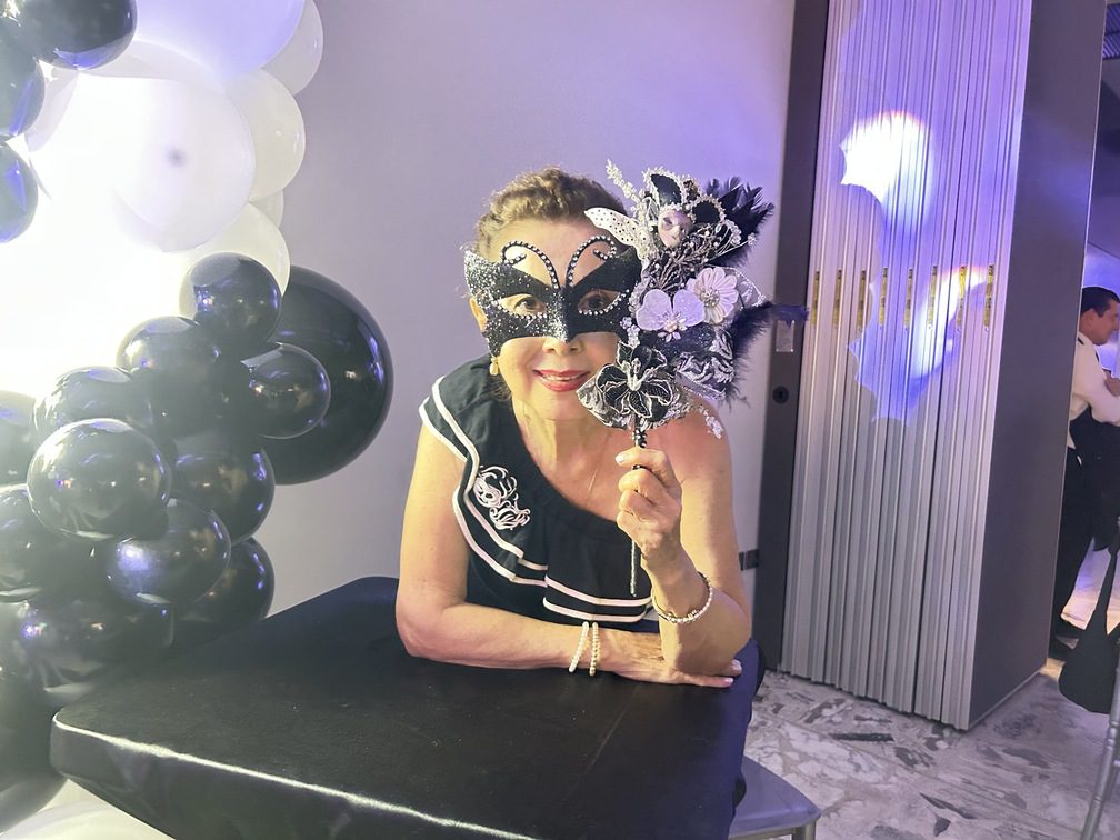 Mascarada Black & White Country Club 14 La noche brilló con elegancia durante la esperada Mascarada Black & White del Country Club Culiacán, un evento que reunió a más de cien socias en un ambiente lleno de estilo, convivencia y diversión. Organizada con gran dedicación por Luz del Carmen Salcido, Alba Elena Gutiérrez y Marisol de Demerutis, la velada se convirtió en una de las noches más memorables del año. El grupo Estelares Musical fue el encargado de animar la fiesta con dinámicas y un repertorio que mantuvo la energía en lo más alto, invitando a todas las asistentes a disfrutar de la pista. La experiencia gastronómica incluyó una deliciosa taquiza preparada por el restaurante del club, así como un pastel especial para celebrar a las cumpleañeras del mes de octubre. El encanto de la temática quedó plasmado en los looks: elegantes antifaces, sombreros, tocados y accesorios en tonos blanco y negro que elevaron el ambiente festivo. La creatividad y estilo de las socias hicieron de la noche un desfile de personalidad y buen gusto. Sin duda, fue una celebración donde la música, la amistad y la sofisticación se unieron para dar vida a una mascarada inolvidable.