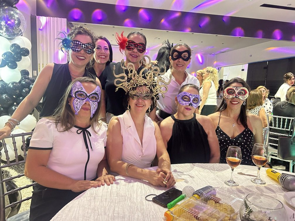 Mascarada Black & White Country Club 3 La noche brilló con elegancia durante la esperada Mascarada Black & White del Country Club Culiacán, un evento que reunió a más de cien socias en un ambiente lleno de estilo, convivencia y diversión. Organizada con gran dedicación por Luz del Carmen Salcido, Alba Elena Gutiérrez y Marisol de Demerutis, la velada se convirtió en una de las noches más memorables del año. El grupo Estelares Musical fue el encargado de animar la fiesta con dinámicas y un repertorio que mantuvo la energía en lo más alto, invitando a todas las asistentes a disfrutar de la pista. La experiencia gastronómica incluyó una deliciosa taquiza preparada por el restaurante del club, así como un pastel especial para celebrar a las cumpleañeras del mes de octubre. El encanto de la temática quedó plasmado en los looks: elegantes antifaces, sombreros, tocados y accesorios en tonos blanco y negro que elevaron el ambiente festivo. La creatividad y estilo de las socias hicieron de la noche un desfile de personalidad y buen gusto. Sin duda, fue una celebración donde la música, la amistad y la sofisticación se unieron para dar vida a una mascarada inolvidable.