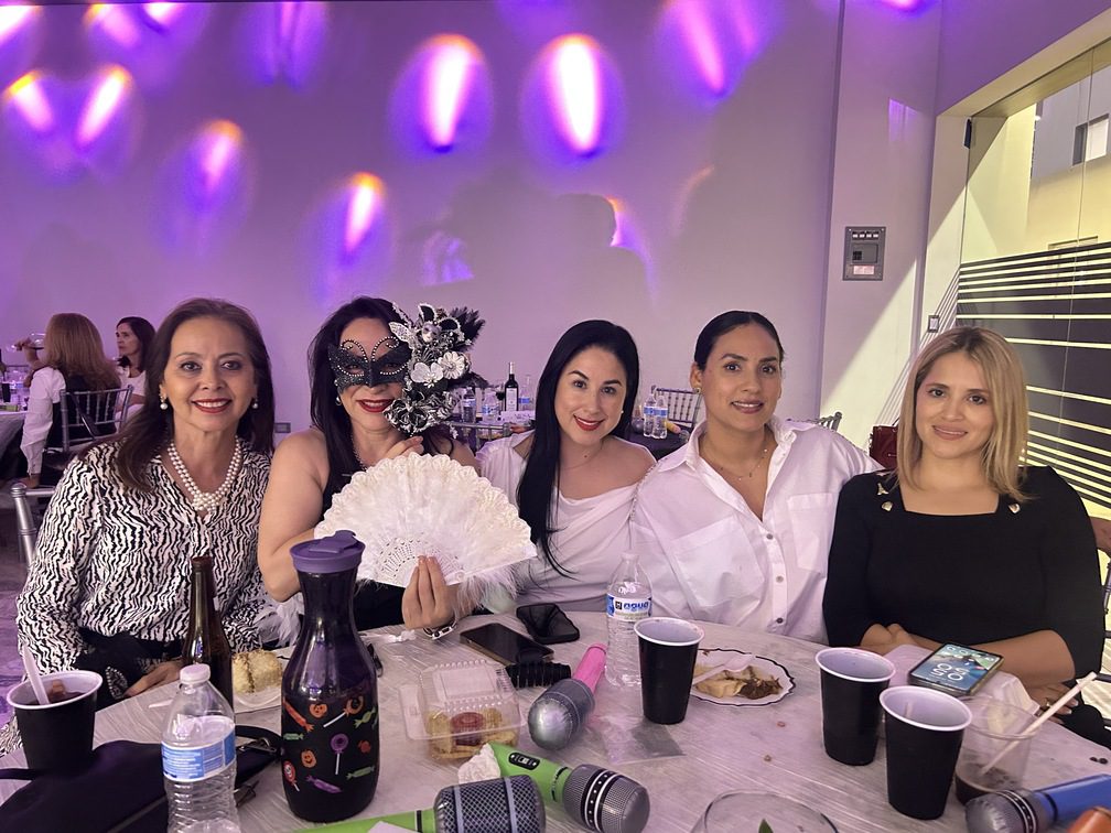 Mascarada Black & White Country Club 4 La noche brilló con elegancia durante la esperada Mascarada Black & White del Country Club Culiacán, un evento que reunió a más de cien socias en un ambiente lleno de estilo, convivencia y diversión. Organizada con gran dedicación por Luz del Carmen Salcido, Alba Elena Gutiérrez y Marisol de Demerutis, la velada se convirtió en una de las noches más memorables del año. El grupo Estelares Musical fue el encargado de animar la fiesta con dinámicas y un repertorio que mantuvo la energía en lo más alto, invitando a todas las asistentes a disfrutar de la pista. La experiencia gastronómica incluyó una deliciosa taquiza preparada por el restaurante del club, así como un pastel especial para celebrar a las cumpleañeras del mes de octubre. El encanto de la temática quedó plasmado en los looks: elegantes antifaces, sombreros, tocados y accesorios en tonos blanco y negro que elevaron el ambiente festivo. La creatividad y estilo de las socias hicieron de la noche un desfile de personalidad y buen gusto. Sin duda, fue una celebración donde la música, la amistad y la sofisticación se unieron para dar vida a una mascarada inolvidable.