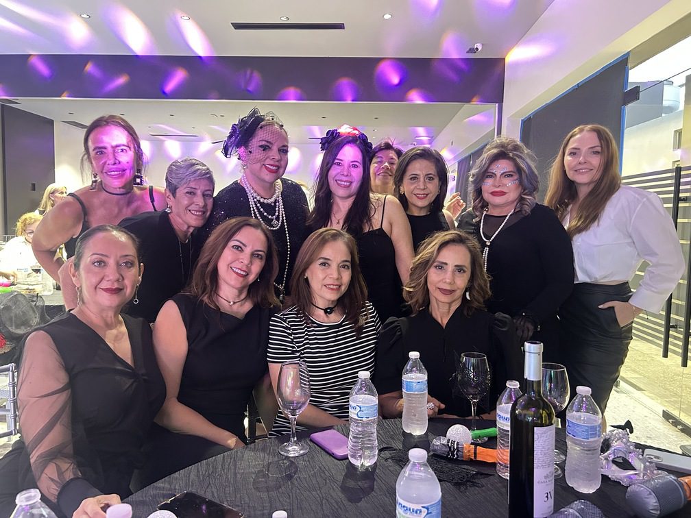 Mascarada Black & White Country Club 5 La noche brilló con elegancia durante la esperada Mascarada Black & White del Country Club Culiacán, un evento que reunió a más de cien socias en un ambiente lleno de estilo, convivencia y diversión. Organizada con gran dedicación por Luz del Carmen Salcido, Alba Elena Gutiérrez y Marisol de Demerutis, la velada se convirtió en una de las noches más memorables del año. El grupo Estelares Musical fue el encargado de animar la fiesta con dinámicas y un repertorio que mantuvo la energía en lo más alto, invitando a todas las asistentes a disfrutar de la pista. La experiencia gastronómica incluyó una deliciosa taquiza preparada por el restaurante del club, así como un pastel especial para celebrar a las cumpleañeras del mes de octubre. El encanto de la temática quedó plasmado en los looks: elegantes antifaces, sombreros, tocados y accesorios en tonos blanco y negro que elevaron el ambiente festivo. La creatividad y estilo de las socias hicieron de la noche un desfile de personalidad y buen gusto. Sin duda, fue una celebración donde la música, la amistad y la sofisticación se unieron para dar vida a una mascarada inolvidable.