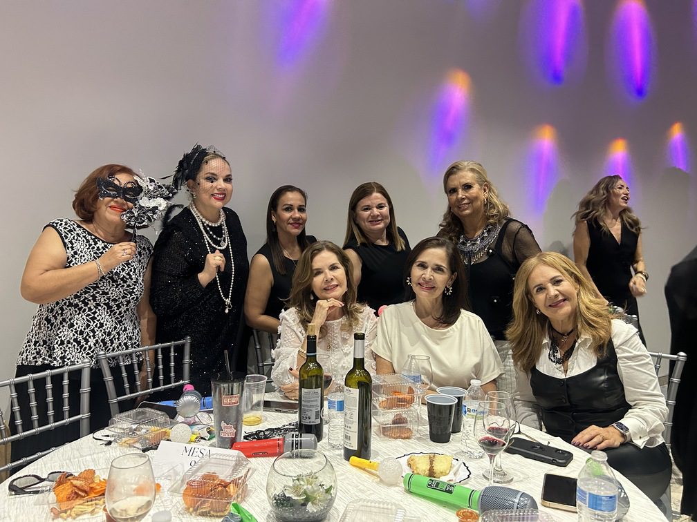Mascarada Black & White Country Club 9 La noche brilló con elegancia durante la esperada Mascarada Black & White del Country Club Culiacán, un evento que reunió a más de cien socias en un ambiente lleno de estilo, convivencia y diversión. Organizada con gran dedicación por Luz del Carmen Salcido, Alba Elena Gutiérrez y Marisol de Demerutis, la velada se convirtió en una de las noches más memorables del año. El grupo Estelares Musical fue el encargado de animar la fiesta con dinámicas y un repertorio que mantuvo la energía en lo más alto, invitando a todas las asistentes a disfrutar de la pista. La experiencia gastronómica incluyó una deliciosa taquiza preparada por el restaurante del club, así como un pastel especial para celebrar a las cumpleañeras del mes de octubre. El encanto de la temática quedó plasmado en los looks: elegantes antifaces, sombreros, tocados y accesorios en tonos blanco y negro que elevaron el ambiente festivo. La creatividad y estilo de las socias hicieron de la noche un desfile de personalidad y buen gusto. Sin duda, fue una celebración donde la música, la amistad y la sofisticación se unieron para dar vida a una mascarada inolvidable.