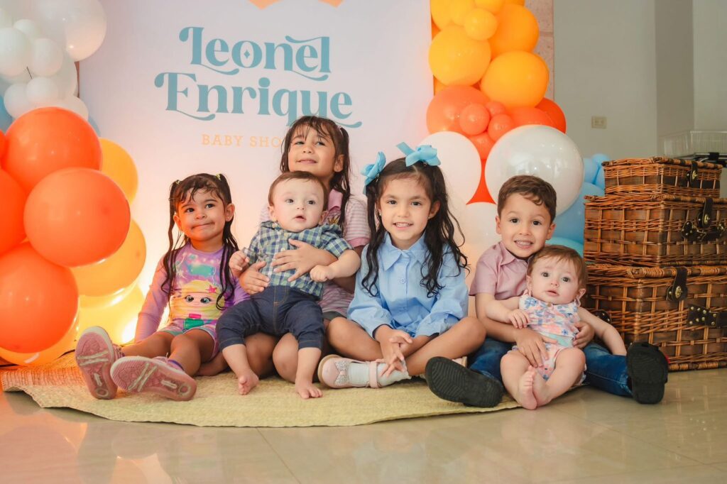 karla shower leonel 2