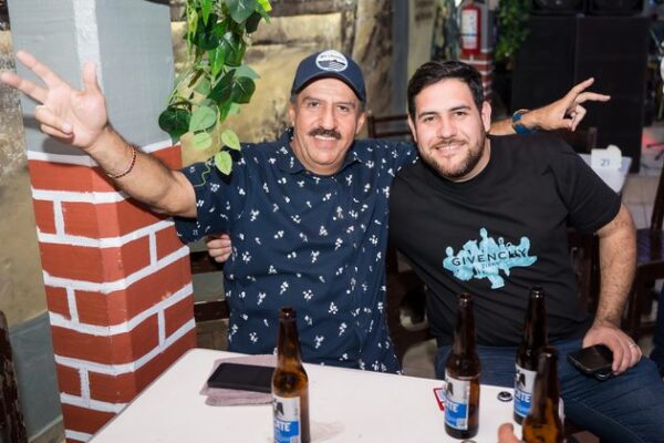 Bar 7 Mares celebró su reapertura en Culiacán con música norteña, imagen renovada y su propuesta de pollo frito y mariscos frescos.