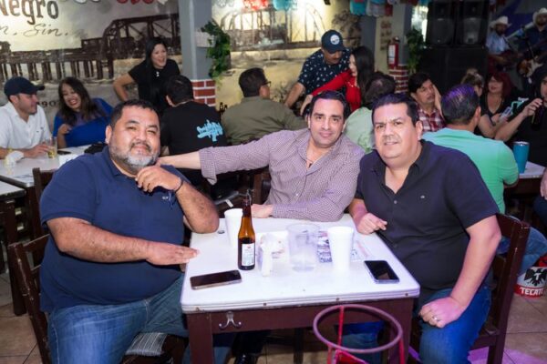 Bar 7 Mares celebró su reapertura en Culiacán con música norteña, imagen renovada y su propuesta de pollo frito y mariscos frescos.