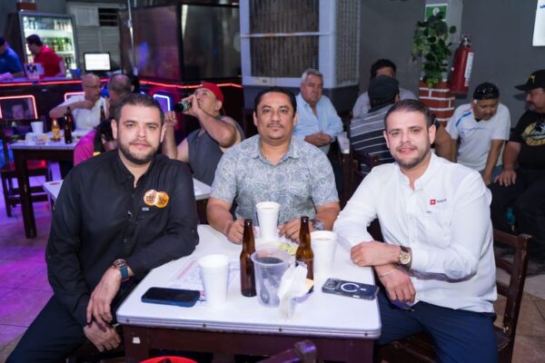 Bar 7 Mares celebró su reapertura en Culiacán con música norteña, imagen renovada y su propuesta de pollo frito y mariscos frescos.