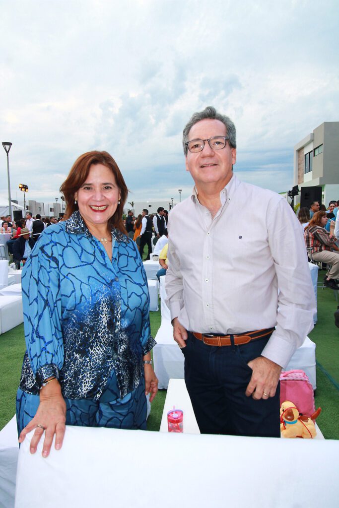 Impulsa Inmuebles inaugura Residencial Veredas en el norte de Mazatlán María Eva de Padilla y Rafa Domínguez