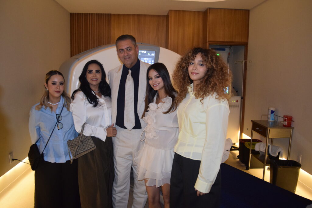 Mafer Zazueta, Cecilia de Zazueta, Matías Eduardo Zazueta, Mathinanne y Danysol Zazueta marina mazatlán hospital sinaloa revista gente apertura centro renal resonancia magnética Check-Up Preventivo hemodiálisis moderno