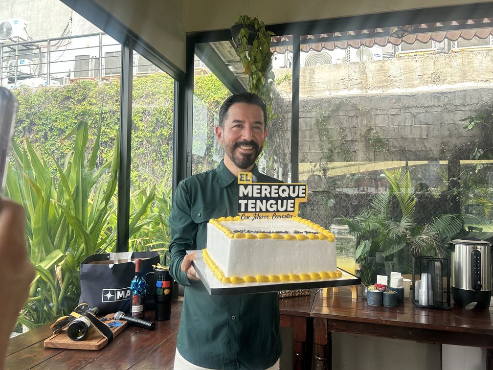 merequetengue radio aniversario - 10 Un festejo entre colegas y aliados El restaurante Omi Café fue sede de esta celebración donde no faltaron las dinámicas, sorpresas y detalles especiales para los asistentes. Durante la tarde, se entregó merch de Maja Sportwears, vasos conmemorativos elaborados por Imprenta Ideas Creativas y un pastel de La Paste de Vero, que puso el toque dulce al encuentro. Al evento asistieron colegas de los medios de comunicación en Culiacán, empresarios, amistades y familiares, quienes acompañaron a Marco Cervantes en este nuevo aniversario del programa. Tres años construyendo audiencia en Culiacán Más allá del festejo, el aniversario representa la consolidación de un espacio que ha logrado mantenerse vigente en la radio local. En una industria en constante transformación, cumplir tres años al aire habla de disciplina, conexión con la audiencia y adaptación a nuevos formatos de consumo. “El Merequetengue” continúa así su trayectoria en la escena radiofónica de Culiacán, reafirmando su presencia dentro de La Bella 104.9 FM y el ecosistema de medios sinaloenses.