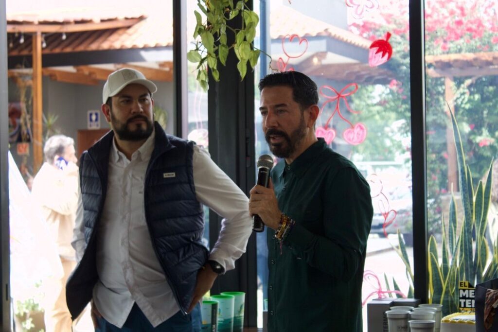 merequetengue radio aniversario - 2 Un festejo entre colegas y aliados El restaurante Omi Café fue sede de esta celebración donde no faltaron las dinámicas, sorpresas y detalles especiales para los asistentes. Durante la tarde, se entregó merch de Maja Sportwears, vasos conmemorativos elaborados por Imprenta Ideas Creativas y un pastel de La Paste de Vero, que puso el toque dulce al encuentro. Al evento asistieron colegas de los medios de comunicación en Culiacán, empresarios, amistades y familiares, quienes acompañaron a Marco Cervantes en este nuevo aniversario del programa. Tres años construyendo audiencia en Culiacán Más allá del festejo, el aniversario representa la consolidación de un espacio que ha logrado mantenerse vigente en la radio local. En una industria en constante transformación, cumplir tres años al aire habla de disciplina, conexión con la audiencia y adaptación a nuevos formatos de consumo. “El Merequetengue” continúa así su trayectoria en la escena radiofónica de Culiacán, reafirmando su presencia dentro de La Bella 104.9 FM y el ecosistema de medios sinaloenses.