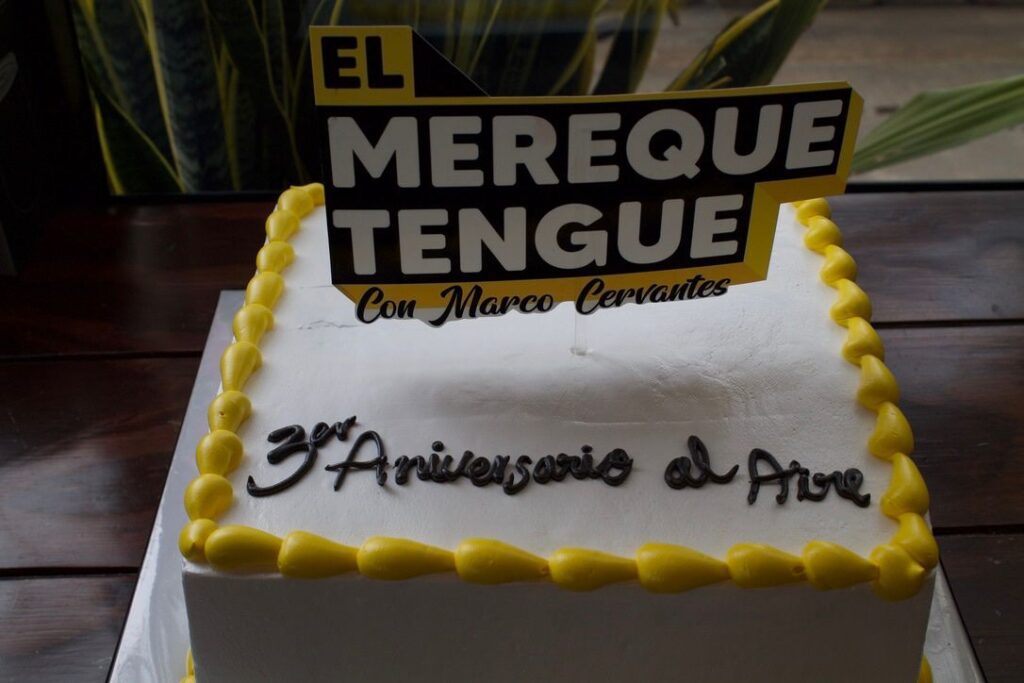 merequetengue radio aniversario - 8 Un festejo entre colegas y aliados El restaurante Omi Café fue sede de esta celebración donde no faltaron las dinámicas, sorpresas y detalles especiales para los asistentes. Durante la tarde, se entregó merch de Maja Sportwears, vasos conmemorativos elaborados por Imprenta Ideas Creativas y un pastel de La Paste de Vero, que puso el toque dulce al encuentro. Al evento asistieron colegas de los medios de comunicación en Culiacán, empresarios, amistades y familiares, quienes acompañaron a Marco Cervantes en este nuevo aniversario del programa. Tres años construyendo audiencia en Culiacán Más allá del festejo, el aniversario representa la consolidación de un espacio que ha logrado mantenerse vigente en la radio local. En una industria en constante transformación, cumplir tres años al aire habla de disciplina, conexión con la audiencia y adaptación a nuevos formatos de consumo. “El Merequetengue” continúa así su trayectoria en la escena radiofónica de Culiacán, reafirmando su presencia dentro de La Bella 104.9 FM y el ecosistema de medios sinaloenses.