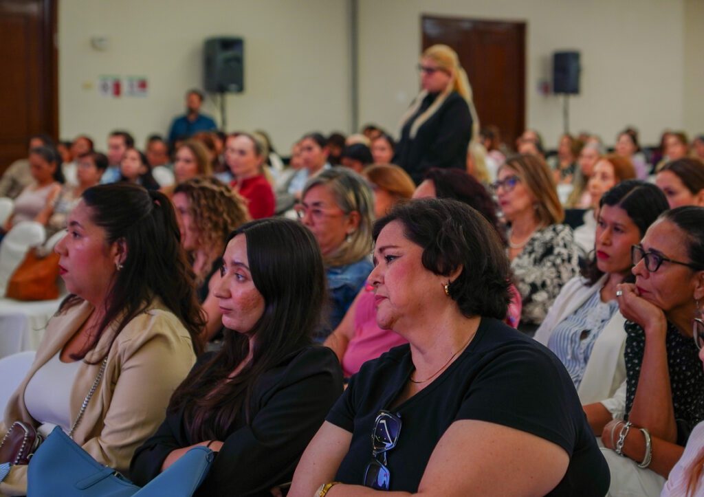 DSC09815 conferencia mapa mazatlán 8m feminismo revista gente sinaloa lifestyle